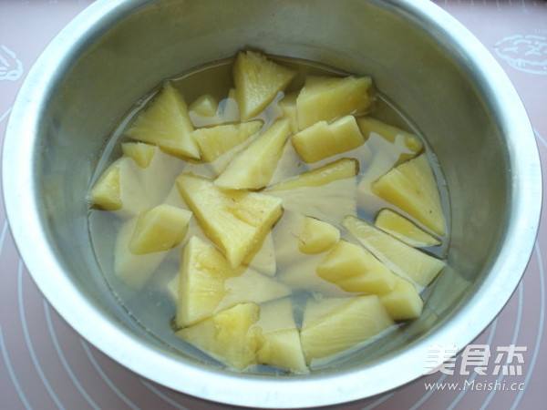 菠萝为什么要用盐水泡,菠萝为什么要用盐水泡多久可以吃